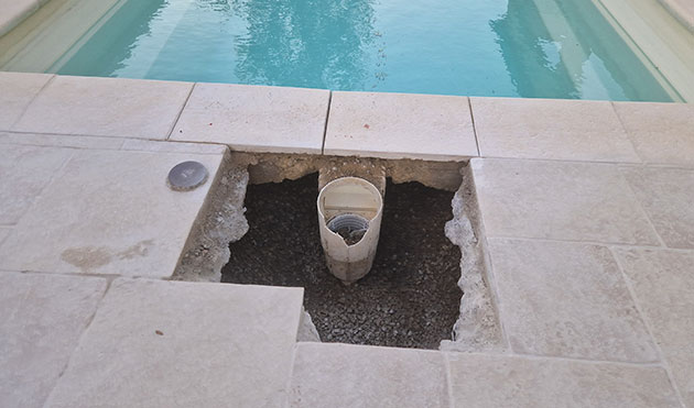 Ouverture pour remplacement d'un skimmer sur une piscine coque